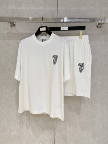 25Ss Bbr重磅圆领短袖T恤短裤套装 选用 克双纱平织棉面料打造 立体印花工艺 男女同款 码数 S-Xl 颜色 黑 白 尺码表 上衣 s 胸围108 肩宽5