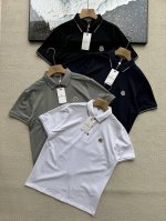 上新 蒙口25Ss夏季新款胸前刺绣小Logo翻领polo短袖T恤 四色选 经典百搭永不过时系列 绝佳出行穿搭必备百搭单品 采用高品质纯棉针织面料 上身舒适透气不