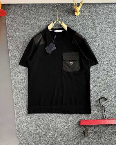prad* 补单出货了 2025春夏季 顶级进口私货，胸前拼布 三角Logo 高品真丝伊力特 高端经典 点缀Logo 设计伊立特纯色百搭款针织短袖，专柜款时尚不