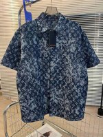 品名：Lv 23Ss泼墨扎染老花牛仔提花磨破短袖衬衫外套 版型；宽松 面料：提花牛仔 颜色： 蓝色 尺码M-L-Xl 胸围 衣长 肩宽 M 126 82 54