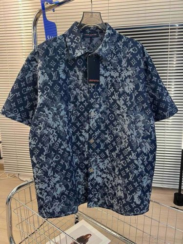 品名：Lv 23Ss泼墨扎染老花牛仔提花磨破短袖衬衫外套 版型；宽松 面料：提花牛仔 颜色： 蓝色 尺码M-L-Xl 胸围 衣长 肩宽 M 126 82 54