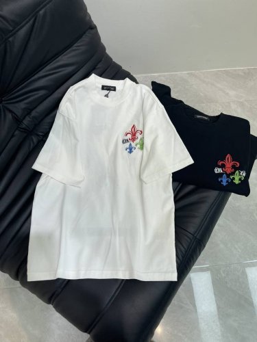 chrome Hearts*克罗心25春夏新款梵文十字架贴布刺绣短袖T恤。纯棉水洗做旧工艺， 水洗面料不仅限于基础色彩，更有丰富的 做旧效果，满足不同风格需求。