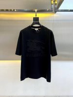 Bur巴宝莉、25新款男士纯棉休闲宽松短袖T恤，Logo图案元素贴布绣，采用高密度欧棉材质，同布罗纹圆领搭打造休闲效果。宽松款式，面料无闷热感，舒适透气柔软，可
