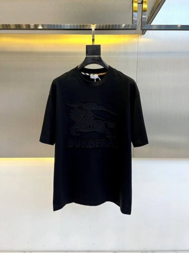 Bur巴宝莉、25新款男士纯棉休闲宽松短袖T恤，Logo图案元素贴布绣，采用高密度欧棉材质，同布罗纹圆领搭打造休闲效果。宽松款式，面料无闷热感，舒适透气柔软，可