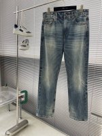 宽松直筒！Celin 新款蓝牛王，独具匠心。 这款裤子以日本进口原牛为原材料，历经精细打造，彰显非凡品质。赋予裤子极佳的韧性与舒适度。值得一提的是，我们独特的水