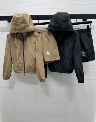 上新原单高端品质 Burberr* 2025春夏最新系列！连帽冲锋外套短裤套装！定制进口防风防水尼龙材质 质感十足 连帽拉链外套短裤 大身通体素色 下摆松紧设计