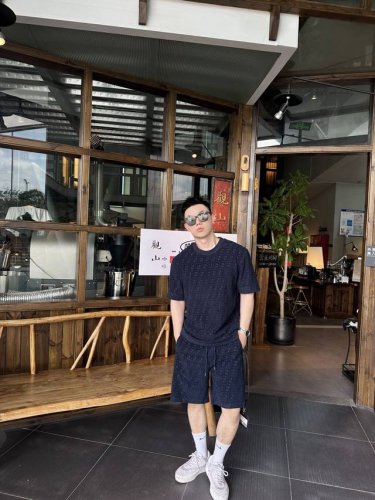 上衣- Fendi 标识Ff凸纹短袖 定制斐韵双织Ff提花绒卫料 纹理清晰 丰满慵懒 舒适贴肤 以藏蓝为主基调 似深海般沉静而深邃 标志性Ff标识巧妙隐匿于纹理