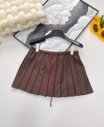 miumiu新款咖色红绳字母百褶短裙，Miu爆单推荐，25春夏新品！泰风校服中长款压褶半裙！ 复古学院风文艺少女必入单品！ 定位刺绣字母Logo低调奢华 搭配红