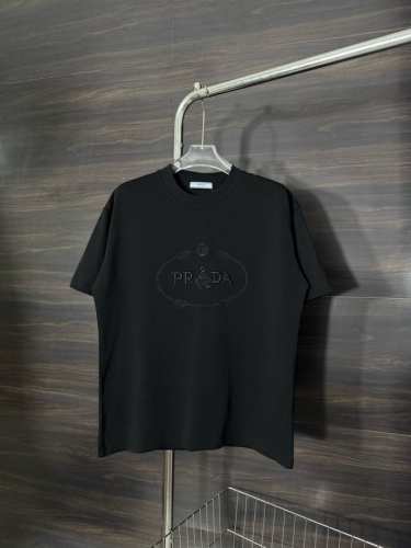款号：He223 prada-普拉达胸前圆环小人刺绣圆领短袖 面料采用2 克双股双纱纯棉面料，手感舒适柔软，上身舒适透气，领口采用同缸同色罗纹，不紧绷，不变形，
