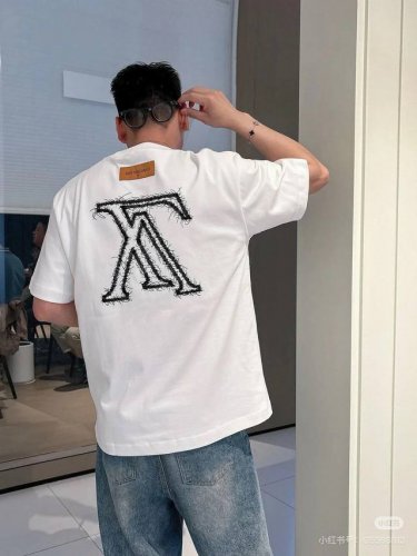 资讯图 lv 2025Ss新款打底T恤 前胸后背印花线头短袖