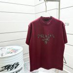 普拉*达 prad* 2025春夏款 个性经典植绒碎钻工艺 定制双纱平纹纯棉面料 短袖T恤 男女同款 颜色：花灰色 白色 安哥拉红色 尺码： S 90-130斤