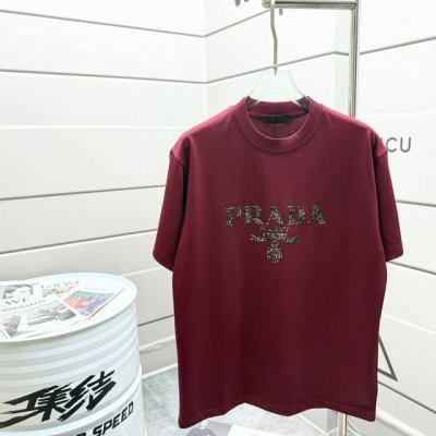 普拉*达 prad* 2025春夏款 个性经典植绒碎钻工艺 定制双纱平纹纯棉面料 短袖T恤 男女同款 颜色：花灰色 白色 安哥拉红色 尺码： S 90-130斤