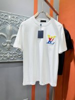 Lv 2025春夏新款短袖T恤！走秀图案时尚休闲短袖T恤衫！设计Logo设计！极具设计精选客供100%全棉面料，手感柔软亲肤，着身舒适透气性都无法挑剔，实物绝对