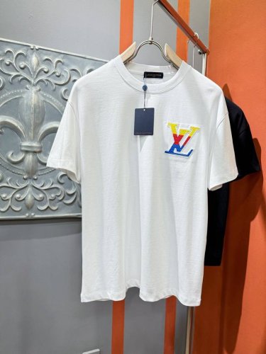 Lv 2025春夏新款短袖T恤！走秀图案时尚休闲短袖T恤衫！设计Logo设计！极具设计精选客供100%全棉面料，手感柔软亲肤，着身舒适透气性都无法挑剔，实物绝对