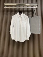 Gucci 2025Ss新款长袖白衬衫，胸口带有口袋 后背有品牌盾牌刺绣，简约设计款不可或缺款式，立体剪裁，适中长度修饰美化上身比例，造型上极具现代百搭可塑性！