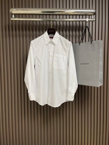 Gucci 2025Ss新款长袖白衬衫，胸口带有口袋 后背有品牌盾牌刺绣，简约设计款不可或缺款式，立体剪裁，适中长度修饰美化上身比例，造型上极具现代百搭可塑性！
