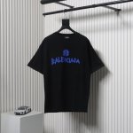 Balenciaga 巴黎世家 25Ss 胶带字母发泡印花短袖采用双纱平纹 100%棉 32支双纱棉270G高密布 设计干净简洁 无拘束的穿搭 胸前饰以立体发泡