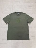 平铺细节 P190 Loewe 罗意威手工贴布绣花洗水炒色短袖T恤 Loewe棉质宽松版型T恤 轻盈棉质T恤，胸前饰有激光切割Loewe Anagram贴花 宽