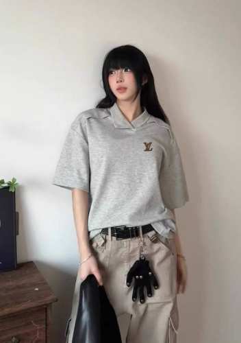 louis Vuitton 2025Fw 路易威登不规则翻领polo短袖 一件自带自带显肩宽的短袖 简约而不简单的短袖或许是你夏天主力单品 肩膀解构拼接 视觉显