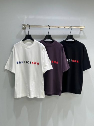25Ss春夏上新！印花字母大版型T恤，胸前字母印花Logo，采用渐变设计，很独特的设计，袖子和下摆有磨破设计，宽松版型，男女同款！现货供应白色 黑色 紫色Sml