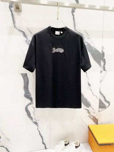 隔天到 Burberry 巴宝莉 经典Logo字母刺绣 Logo标识精致升级，灵感源自八十年代复古 原版面料 官方同款 短袖T恤 定制260克同缸染面料 手感非