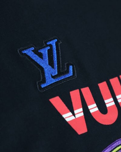 细节图# Lv路易威登Louis Vuitton 驴家1V 经典联名Nba刺绣满身图案字母半袖T恤短袖 1区别市场货不对版：全部走单线 咱家正品1:1的特种机压