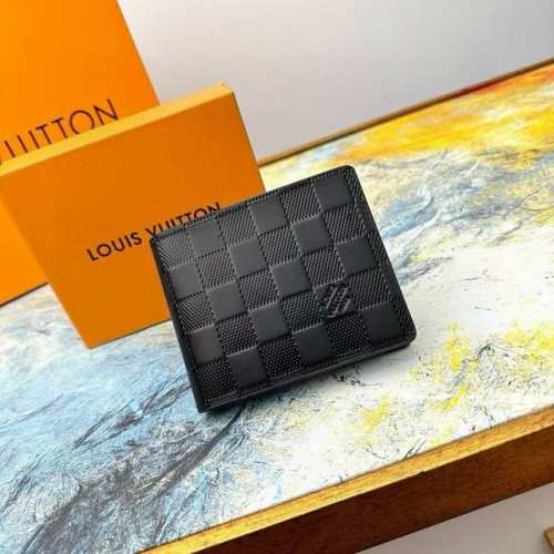 Lv 压格短款钱夹 生活不一定要很酷，但一定要有态度 备个小钱包还是很有必要的 随身的包包里一定要放一个小钱包 即使出门没带包，这个小钱夹揣兜里也很方便 给随身