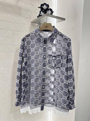 gucc*2025新品上架 蕾丝拼接提花衬衣 定制Yb进口人丝材质 提花工艺处理 呈现菱格分布的双G字母图案 常青翻领衬衫裁剪 微透效果轻盈感十足 中长廓形搭配