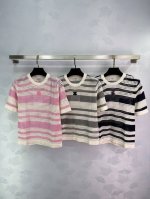 chane*25夏季新款圆领短袖撞色条纹高级灰白沉稳、黑白大气、粉白俏皮 细腻针织与镂空设计相得益彰 兼具质感与透气性 无论是搭配牛仔裤打造休闲风 还是配半身裙