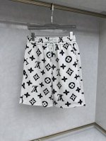 lv 2025夏季新款男士休闲短裤，高级定制面料透气面料 透气弹力舒适度极高，细节无可挑剔，顶级辅料配备，原版Logo设计理念，手感细腻柔软！上身版型超赞！尺码