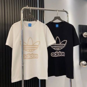 Adidas阿迪达斯三叶草大印花宽松短袖T恤 高品质 ，260G高克重新疆棉面料，宽松落肩的版型，不挑身材，包容性更强 结合裁剪裁线包边，甄选高轻质面料，体感细