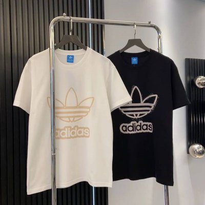 Adidas阿迪达斯三叶草大印花宽松短袖T恤 高品质 ，260G高克重新疆棉面料，宽松落肩的版型，不挑身材，包容性更强 结合裁剪裁线包边，甄选高轻质面料，体感细