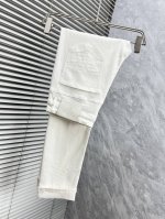 阿玛‘’独家专供新款古驰潮男时尚休闲牛仔裤，高端欧版原单裤子，潮流时尚休闲裤子 透气舒适度高，细节无可挑剔，品牌元素设计理念，体现高品质。呈现休闲裁剪，上身版型