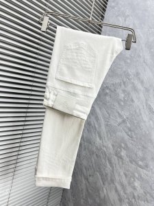 阿玛‘’独家专供新款古驰潮男时尚休闲牛仔裤，高端欧版原单裤子，潮流时尚休闲裤子 透气舒适度高，细节无可挑剔，品牌元素设计理念，体现高品质。呈现休闲裁剪，上身版型