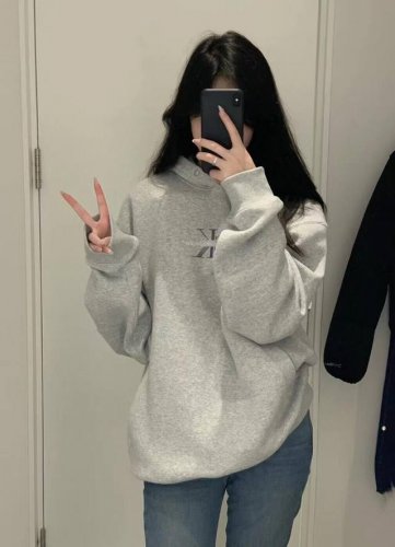 模特图# Calvin Klein Jeans Ck小标字母连帽卫衣 跟着爆款学穿搭 上身效果太炸裂 版型设计不用担心 随意穿搭都好看 不要一味选择大牌卫衣 小
