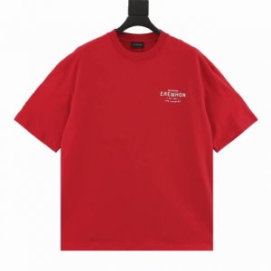 130 balenciaga 2025新款 Erewhon超市联名合作限定T恤。贺岁红色出货。Erewhon是被冠上超市届爱马仕的全美最贵超市，这次巴黎世家为其