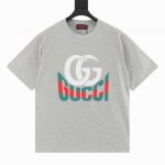 gucci 古驰 25Ss 双G印花及Gucci红绿发泡印花短袖T恤 这款单品出自Gucci Lido系列 设计灵感源自意大利海岸的夏日风情和海滩俱乐部 早春系