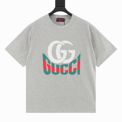 gucci 古驰 25Ss 双G印花及Gucci红绿发泡印花短袖T恤 这款单品出自Gucci Lido系列 设计灵感源自意大利海岸的夏日风情和海滩俱乐部 早春系