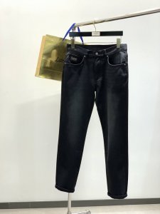 Versace 范思哲 2025春季最新品 专柜同步有售 原单狠货 时尚休闲水洗牛仔裤 进口原版水洗面料 舒适透气 金属字母图案Logo 原版五金辅料装饰 版型