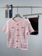 小香 粗花呢短袖 86%涤纶，14%粘胶 涤纶具有高强度、耐磨、抗皱性特点。粘胶可提升衣物柔软度 圆领香风短袖，彩色方扣装饰，独特编织纹理，红粉格子甜美爆棚，短