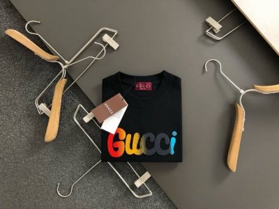 Guc*合身版型M-Xxxl 25春夏顶级彩色牙刷绣渐变字母重磅经典短袖，精致工艺专柜面料，顶级元素融合打造，经典短袖3标齐全，潮男时尚，无论是上身舒适度还是都