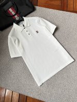 巴宝‘’Ss25早春新款翻领polo衫 高品质珠地棉材质 雍容华贵的品牌风格，260克重 客供进口面料 做出来的衬衫也是版型垂顺挺括，并且还抗皱抗起球，贴身穿着