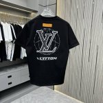 Lv 驴子 25Fw春夏新款圆领T恤 采用重磅320G双纱精梳棉材质 上身立体感强 采用重磅洗水工艺搭配万针刺绣工艺 洗涤方式：面料仅限干洗或洗衣袋包裹反面冷水