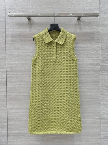 原单品质，独家首发 Gu* 25春夏新品，镂空设计针织Polo背心连衣裙，定制Yb羊绒纱线织造 柔软舒适 洋气显瘦 圆领开衫剪裁 大身以波浪羽翎镂空钩花满铺 增