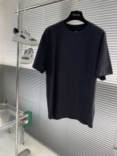 Fend 2025春夏短袖系列 尺码: M-5Xl 版型：微阔版型 克重：220克重 兰精莫代尔面料 成份：100%棉 面料表面纹理细腻平整 触感亲肤顺滑挺括且