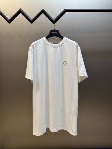Dior Diamond 印花短袖 定制柔绒棉质平纹织料 胸前饰以反光 Dior Diamond标志 犹如夜空中闪烁的星辰 与背面反光Dior标志相得益彰 增添