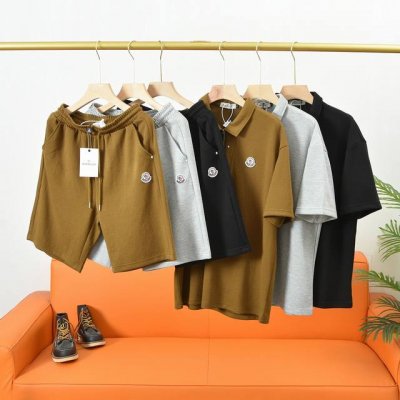 上新 Moncler 蒙口2025夏季轻奢运动风翻领拉链短袖短裤套装 此次与历史悠久的著名都市运动风格Moncler 推出了一系列面料上乘兼顾运动与时尚的产品，