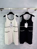 chane*25夏季新款无袖针织连衣裙 简洁流畅的线条 勾勒出曼妙身姿 经典双C标志低调点缀 彰显品牌奢华底蕴精致波浪形装饰与口袋设计 增添细节巧思 细腻针织纹