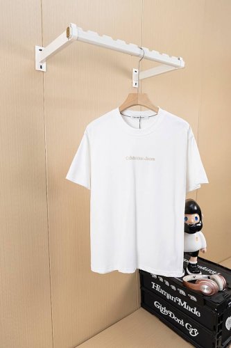 挂拍图 顶级版本 品名：Calvin Kleinck 男女情侣休闲圆领短袖T恤，印花+刺绣一体的工艺，成本增加耗时耗力。 260G高克重莱卡面料质感非常细腻 手
