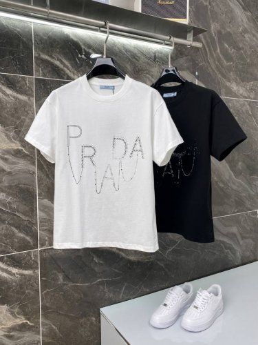 隔天到 Prada 普拉达 高品质320克 黑白字母烫钻 原版面料 官方同款 短袖T恤 同缸染面料 手感非常舒服 春夏最新砖柜同步 时尚又个性 超级百搭 男女都